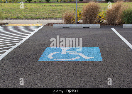 L'espace de stationnement pour personnes handicapées à l'emplacement d'affaires Banque D'Images