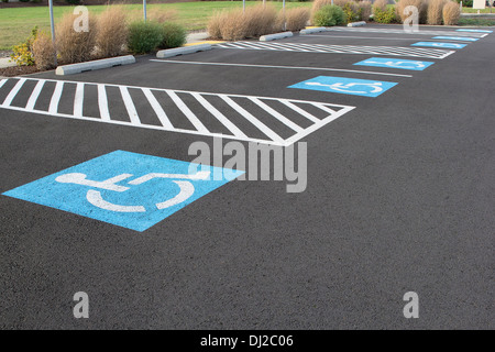 L'espace de stationnement pour personnes handicapées à l'emplacement d'affaires Parking Banque D'Images