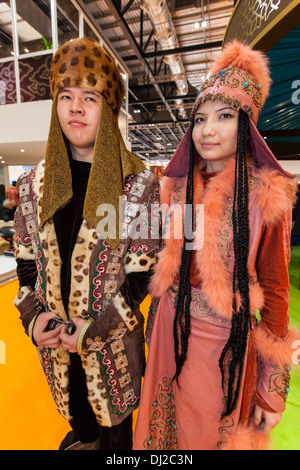 Couple en tenue traditionnelle mongole London UK Banque D'Images