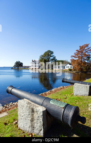 L'Edenton Bay waterfront avec la maison Barker-Moore dans la distance, Edenton, Albemarle, North Carolina, USA Banque D'Images