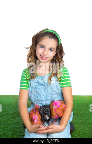 Des parentaux kid girl agriculteur éleveur hug poussin poulet fond blanc Banque D'Images