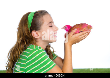 Des parentaux kid girl agriculteur éleveur à jouer avec les poussins de poulet fond blanc Banque D'Images