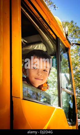 Jeune, doux, Bhoutanais par fenêtre de l'autobus peeping garçon Banque D'Images