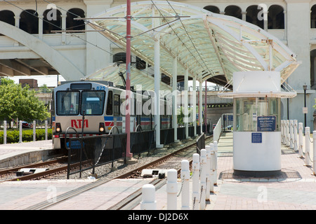 Un Regional Transit Authority (RTA) train passe par la gare de débarquement des colons dans les appartements région de Cleveland, Ohio. Banque D'Images