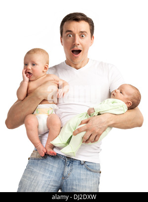 Jeune homme avec deux garçons de bébé sur fond blanc Banque D'Images