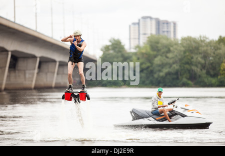 Jeune homme sur flyboard prétendant prendre photo, aspect humoristique Banque D'Images