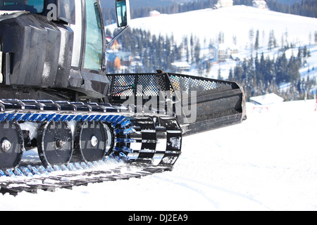 Ratrack sur une pente de ski, cropped view Banque D'Images