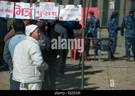 Katmandou, Katmandou, Népal. 19 nov., 2013. Un homme quest pour voter : Crédit Agron Dragaj/ZUMAPRESS.com/Alamy Live News Banque D'Images