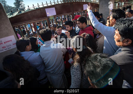 Katmandou, Katmandou, Népal. 19 nov., 2013. Les gens échauffourée avec le personnel électoral, car certaines personnes ont sauté la file d'Agron Dragaj Crédit :/ZUMAPRESS.com/Alamy Live News Banque D'Images