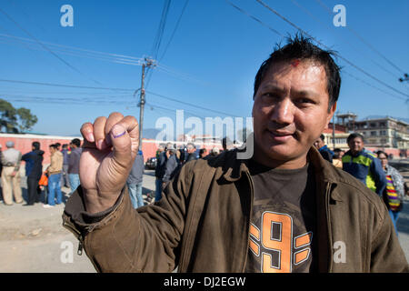 Katmandou, Katmandou, Népal. 19 nov., 2013. Mohan Shresta, montre marquage sur son doigt qu'il a lancé son vote crédit : Agron Dragaj/ZUMAPRESS.com/Alamy Live News Banque D'Images