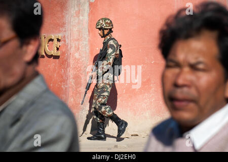 Katmandou, Katmandou, Népal. 19 nov., 2013. Un soldat népalais près de patrouilles de scrutin Crédit : Agron Dragaj/ZUMAPRESS.com/Alamy Live News Banque D'Images