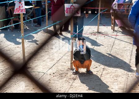 Katmandou, Katmandou, Népal. 19 nov., 2013. Un garçon attend son les parents lorsqu'ils voter Crédit : Agron Dragaj/ZUMAPRESS.com/Alamy Live News Banque D'Images