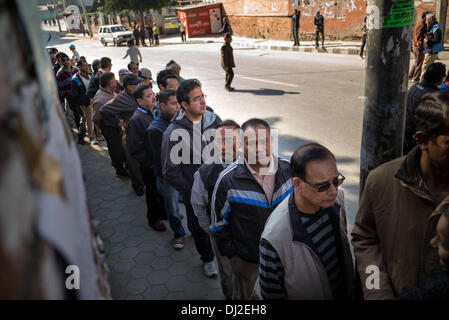 Katmandou, Katmandou, Népal. 19 nov., 2013. Une file d'attente d'électeurs dans l'un des 142 bureaux de vote de crédit : Katmandou Agron Dragaj/ZUMAPRESS.com/Alamy Live News Banque D'Images