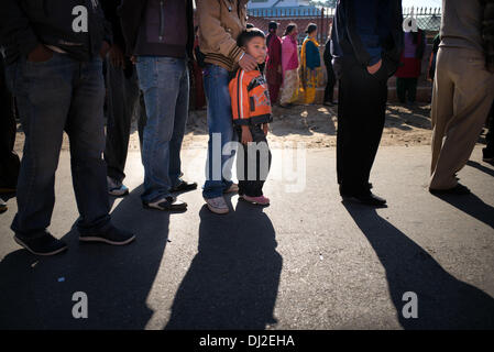 Katmandou, Katmandou, Népal. 19 nov., 2013. Un garçon et son père faire la queue pour voter Crédit : Agron Dragaj/ZUMAPRESS.com/Alamy Live News Banque D'Images