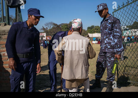 Katmandou, Katmandou, Népal. 19 nov., 2013. Le personnel de sécurité vérifier la avant d'entrer dans le bureau de scrutin Crédit : Agron Dragaj/ZUMAPRESS.com/Alamy Live News Banque D'Images