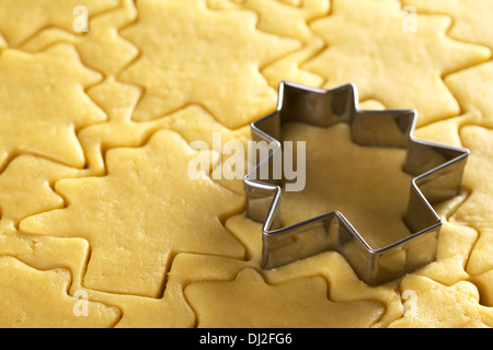 Découper des biscuits de Noël à partir de pâte brisée pâte avec une coupe en forme d'arbres de Noël (Selective Focus) Banque D'Images