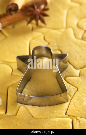 Découper des biscuits de Noël à partir de pâte brisée pâte avec un couteau en forme d'ange (Selective Focus) Banque D'Images