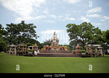 Statue d'or de Brahma est situé dans le parc et lieu de culte. Banque D'Images