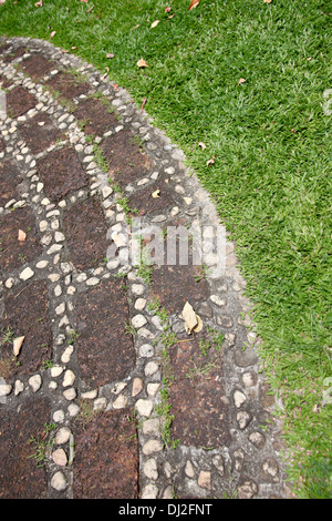 La photo Focus frontières entre les pierres sur l'herbe dans le parc. Banque D'Images