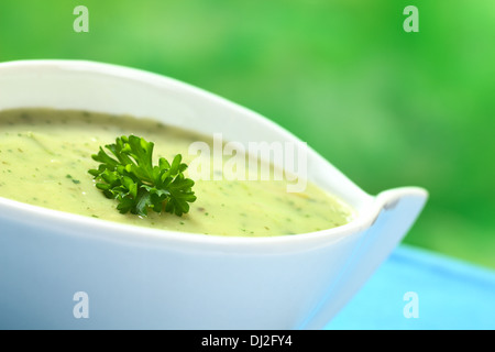 Soupe de crème d'épinards garnie de persil (Selective focus, se concentrer sur l'avant du persil) Banque D'Images