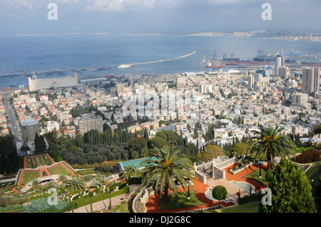 La ville de Haïfa, vue depuis les jardins de Bahai, Israël Banque D'Images