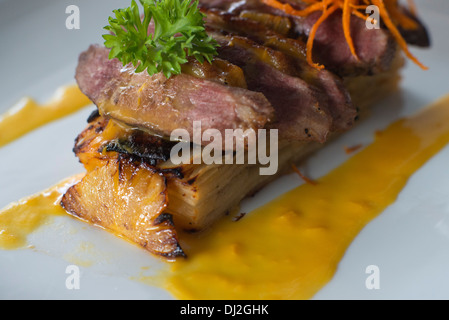 L'un des plats populaires du restaurant Villa angélique : Magret de canard et son gratin de patate douce et sa sauce Banque D'Images