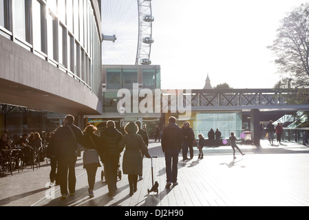 Groupe de personnes à marcher le long de la promenade Royal Festival Hall à Londres UK Banque D'Images