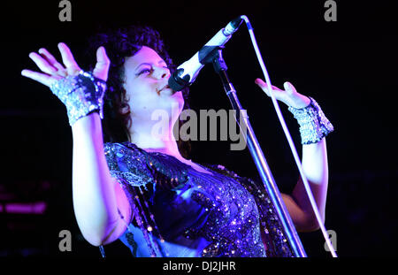 Berlin, Allemagne. 19 nov., 2013. Regine Chassagne chanteurs du groupe de rock indépendant canadien Arcade Fire joue dans Astra à Berlin, Allemagne, 19 novembre 2013. Le groupe a présenté son nouvel album 'Reflektor' sous le pseudonyme de 'l'Reflektors'. Photo : BRITTA PEDERSEN/dpa/Alamy Live News Banque D'Images