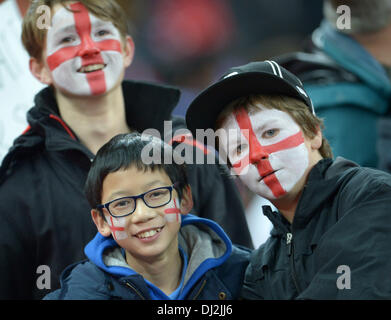 Londres, Royaume-Uni. 19 nov., 2013. Les partisans de l'Allemagne vu dans les tribunes pendant le match de football entre l'Angleterre et l'Allemagne au stade de Wembley à Londres, Royaume-Uni, 19 novembre 2013. Photo : Andreas Gebert/dpa/Alamy Live News Banque D'Images