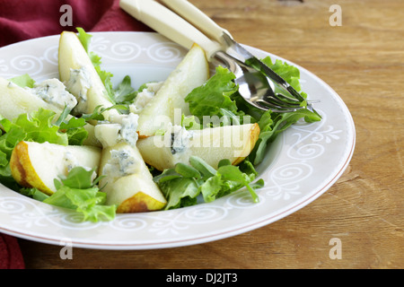 Salade gourmande aux poires et au fromage bleu Banque D'Images