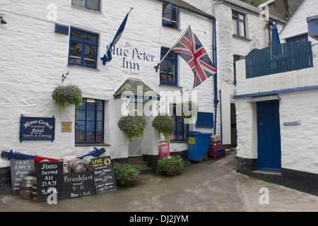 Le Blue Peter à Polperro, Cornwall, est un peu bas-pub avec poutres apparentes dans un des plus beaux ports de pêche de la Grande-Bretagne. Banque D'Images