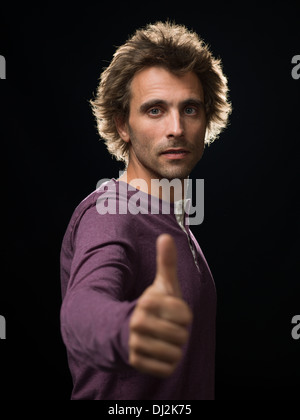 L'accent sur l'homme en chemise violette geste ok Banque D'Images