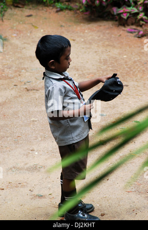 School boy à propos de porter cap Banque D'Images