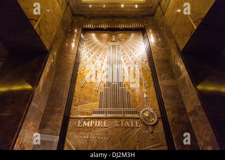 Empire State building murale dans le hall d'accueil, Manhattan, New York City, États-Unis d'Amérique. Banque D'Images