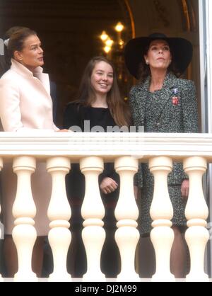 Monte Carlo, Monaco. 19 nov., 2013. (L-R) La Princesse Stéphanie de Monaco, la princesse Alexandra de Hanovre et de la Princesse Caroline de Hanovre assister à la parade militaire, dans le cadre de la cérémonie officielle pour la Journée nationale de Monaco à Monte Carlo, Monaco, 19 novembre 2013. Photo : Albert Philip van der Werf/dpa/Alamy Live News Banque D'Images