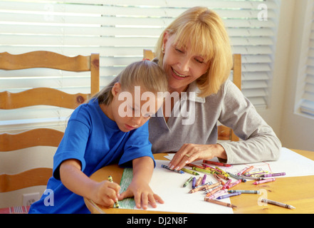 Grand-parent Petit-enfant avec l'aide d'art Banque D'Images