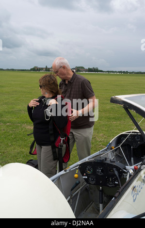 Dh DELTAPLANE UK femme parachute planeur montrant de l'instructeur Banque D'Images