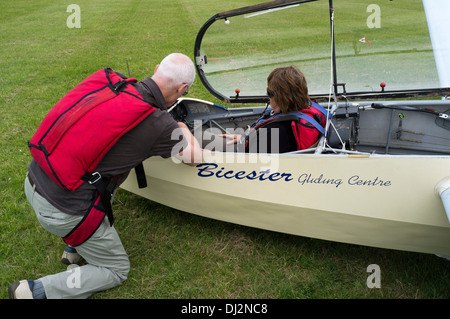 dh GLIDING Royaume-Uni instructeur de vol montrant une femme pilote de poste de pilotage de planeur avec deux personnes Banque D'Images