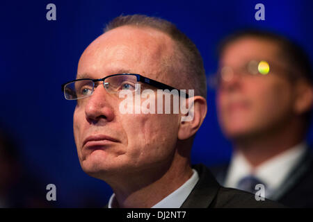 Washington, DC. 19 nov., 2013. Robert Thomson, directeur général de News Corp, écoute le président des États-Unis Barack Obama faire des remarques au Wall Street Journal Chef de la réunion annuelle du Conseil, à l'hôtel des 4 saisons, le 19 novembre 2013, à Washington, DC. Obama a discuté de la réforme de l'immigration et la mise en œuvre des soins de santé, entre autres sujets. Credit : Drew Angerer / Piscine via CNP/dpa/Alamy Live News Banque D'Images