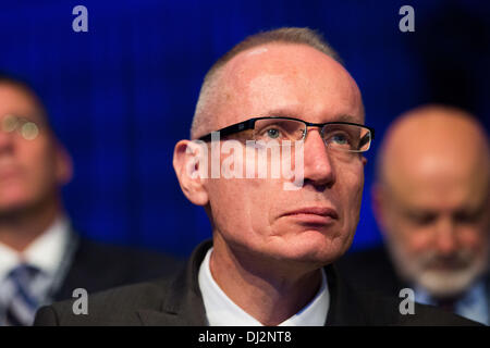 Washington, DC. 19 nov., 2013. Robert Thomson, directeur général de News Corp, écoute le président des États-Unis Barack Obama faire des remarques au Wall Street Journal Chef de la réunion annuelle du Conseil, à l'hôtel des 4 saisons, le 19 novembre 2013, à Washington, DC. Obama a discuté de la réforme de l'immigration et la mise en œuvre des soins de santé, entre autres sujets. Credit : Drew Angerer / Piscine via CNP/dpa/Alamy Live News Banque D'Images