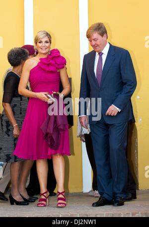 Fort Amsterdam, Curacao 19 novembre 2013Le Roi Willem-Alexander et Maxima La Reine assister à la réception des gouverneurs à Fort Amsterdam, Curacao 19 novembre 2013. Le couple royal Dutch Caribbean visites fait partie du Royaume du 12 au 21 novembre. Photo : Albert Nieboer / Crédit photo : dpa alliance/Alamy Live News Banque D'Images