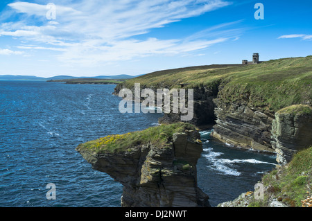 Dh Stanger Chef FLOTTA ORKNEY Cletts seacliffs les cheminées en pierre et d'une surveillance de la mer station Banque D'Images