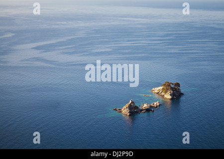 Deux îles Katic et Høvringen dans la baie de Petrovac, Monténégro Banque D'Images