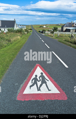 dh FLOTTA ORKNEY panneau de signalisation de l'école de sécurité pour petit village de campagne signalisation routière rurale signalisation uk signalisation signalisation signalisation routière marquage Banque D'Images