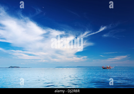 Seascape avec bateau de pêche, l'archipel de Trat, Thaïlande Banque D'Images