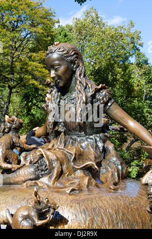 Statue d'Alice au Pays des Merveilles, Central Park, Manhattan, New York City, États-Unis d'Amérique. Banque D'Images