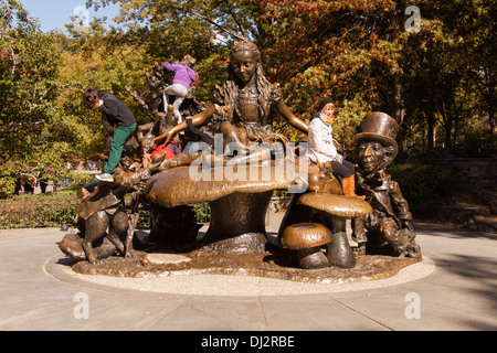 Statue d'Alice au Pays des Merveilles, Central Park, Manhattan, New York City, États-Unis d'Amérique. Banque D'Images