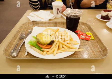 Cheese burger et frites au Metropolitan Museum of Art, Manhattan, New York City, États-Unis d'Amérique. Banque D'Images