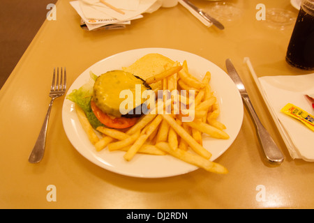 Cheese burger et frites au Metropolitan Museum of Art, Manhattan, New York City, États-Unis d'Amérique. Banque D'Images