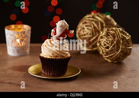 Santa Claus Noël fond noir sur cupcake Banque D'Images